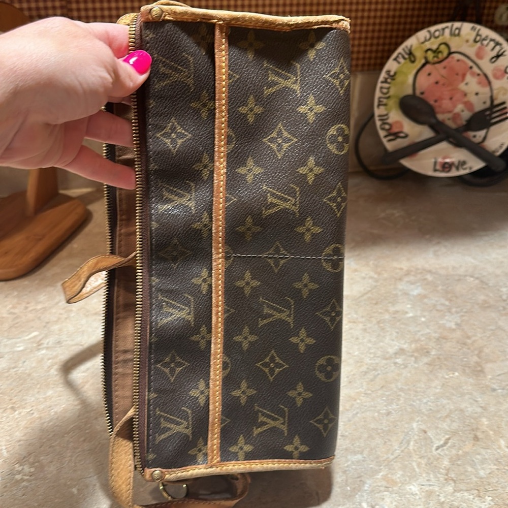 Louis Vuitton - Picture 5 of 9